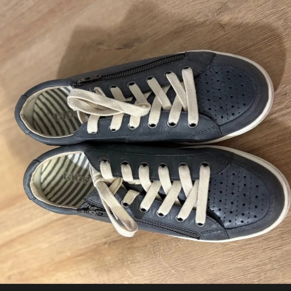 Taos Footwear Women’s Slim Straight Sneakers in Gray with Cream Laces - Picture 4 of 5